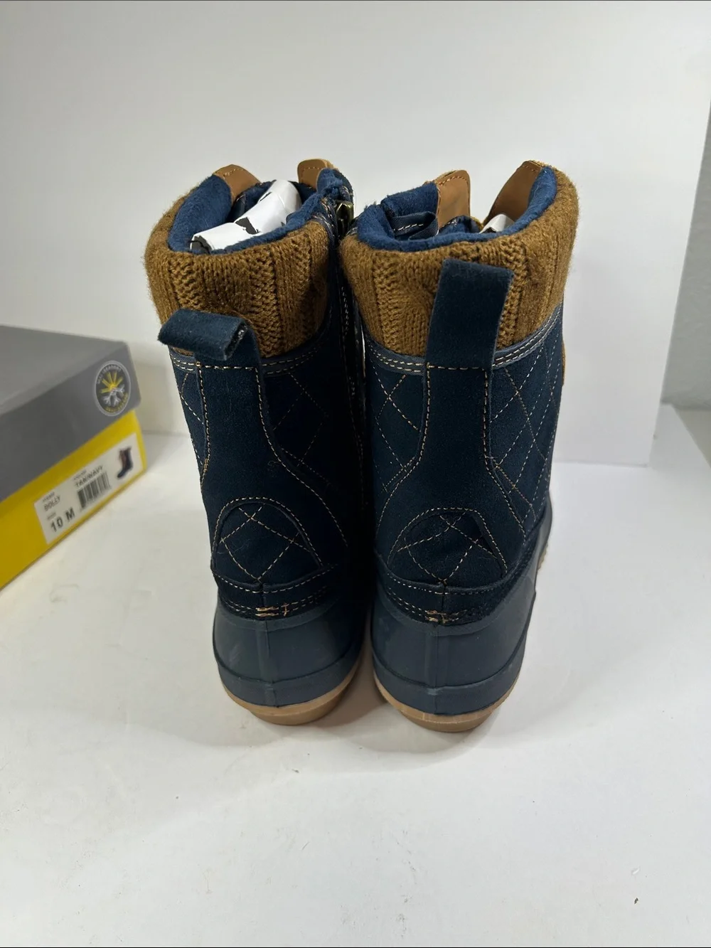 New in box duck boots Khombu size 10 dolly tan navy waterproof